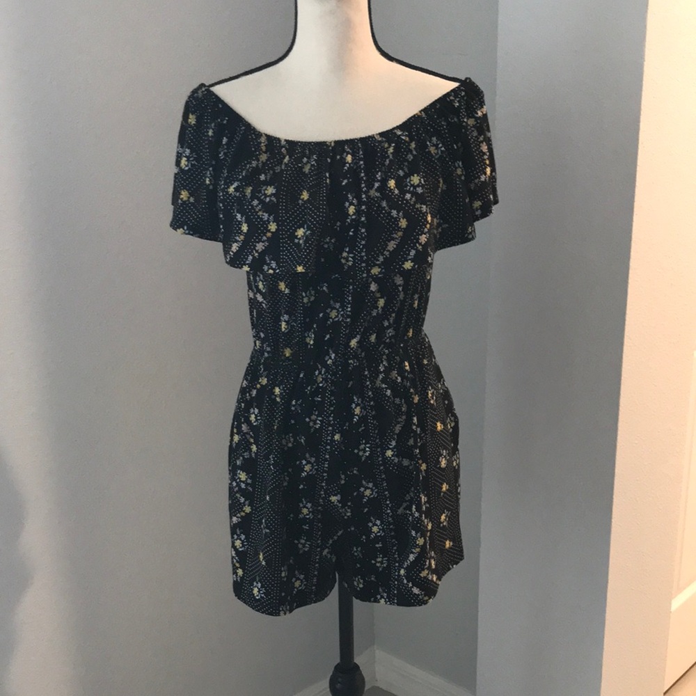 ALMOST FAMOUS Women Off-Shoulder Black Flower Romper | M